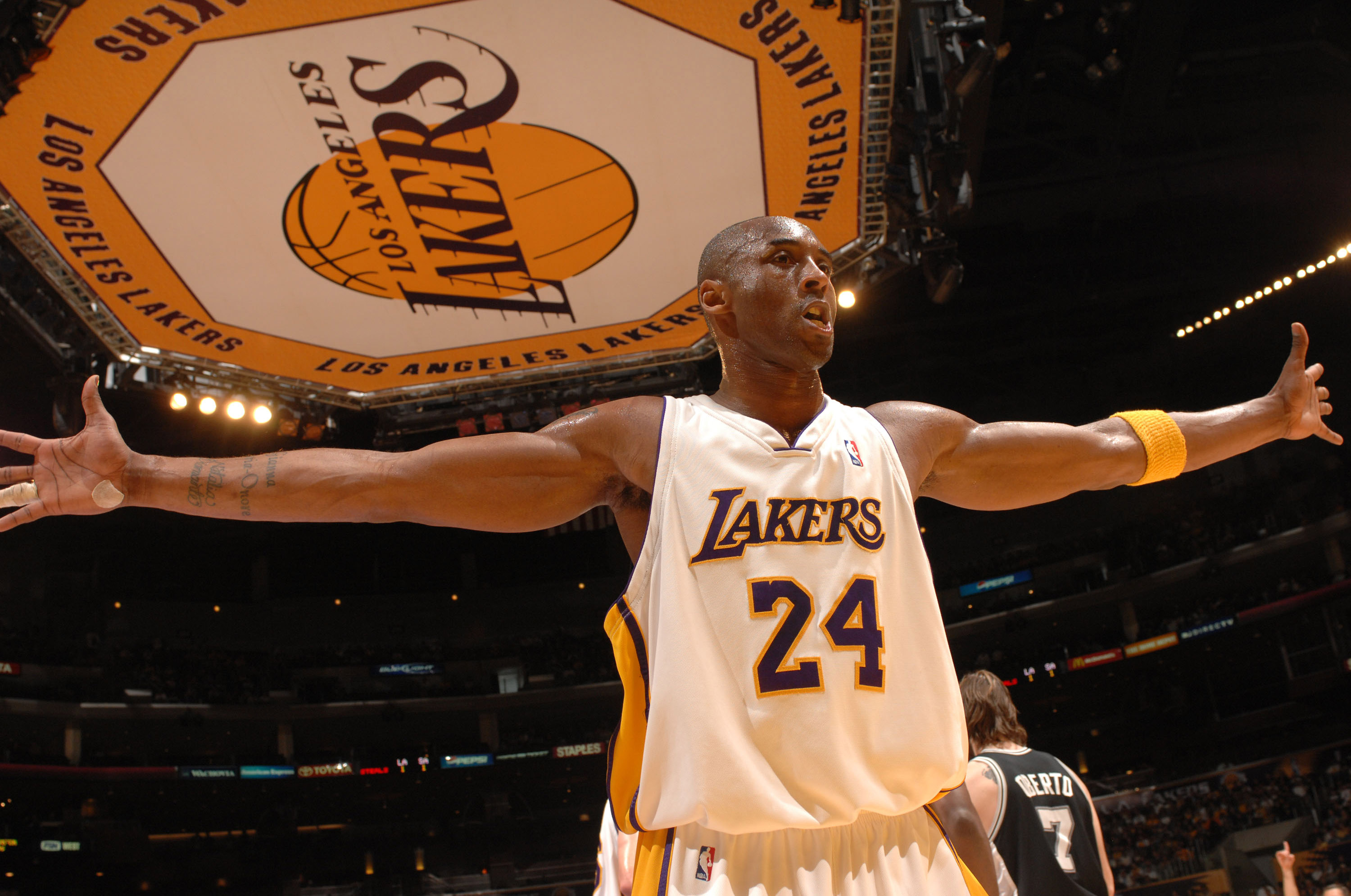 使其更加年 使其更加年